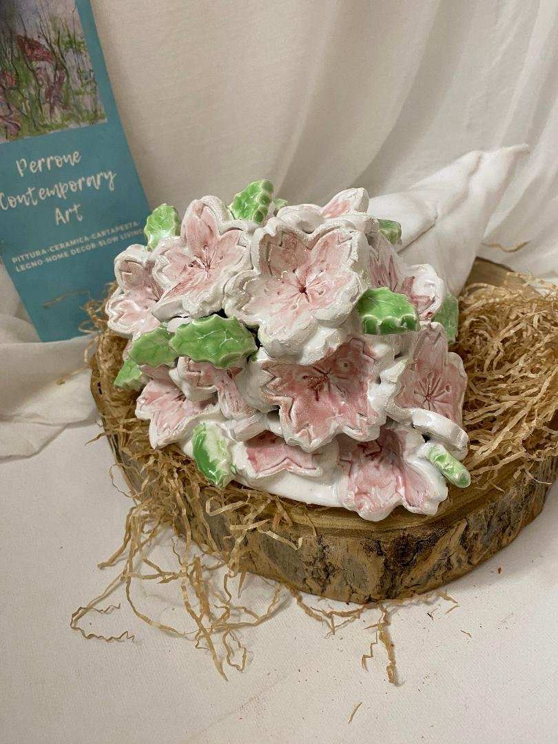 Decoro da tavolo con fiori, collezione Ciliegio in ceramica bianca 30cm