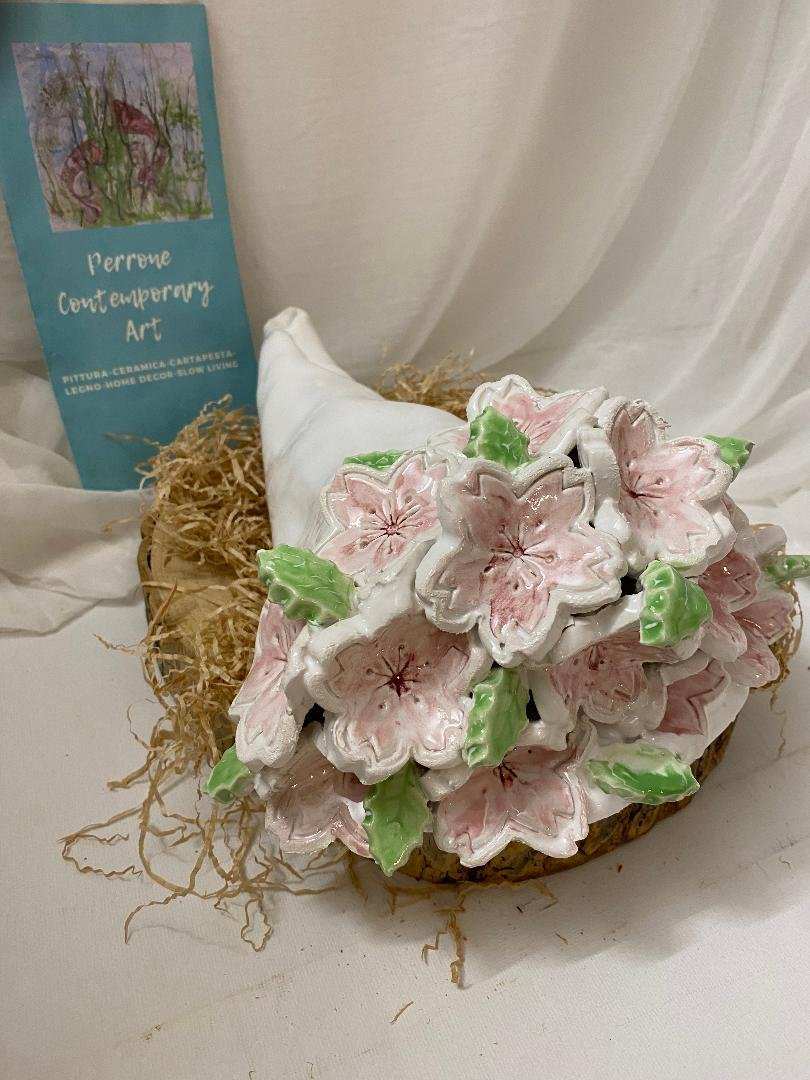 Decoro da tavolo con fiori, collezione Ciliegio in ceramica bianca 30cm
