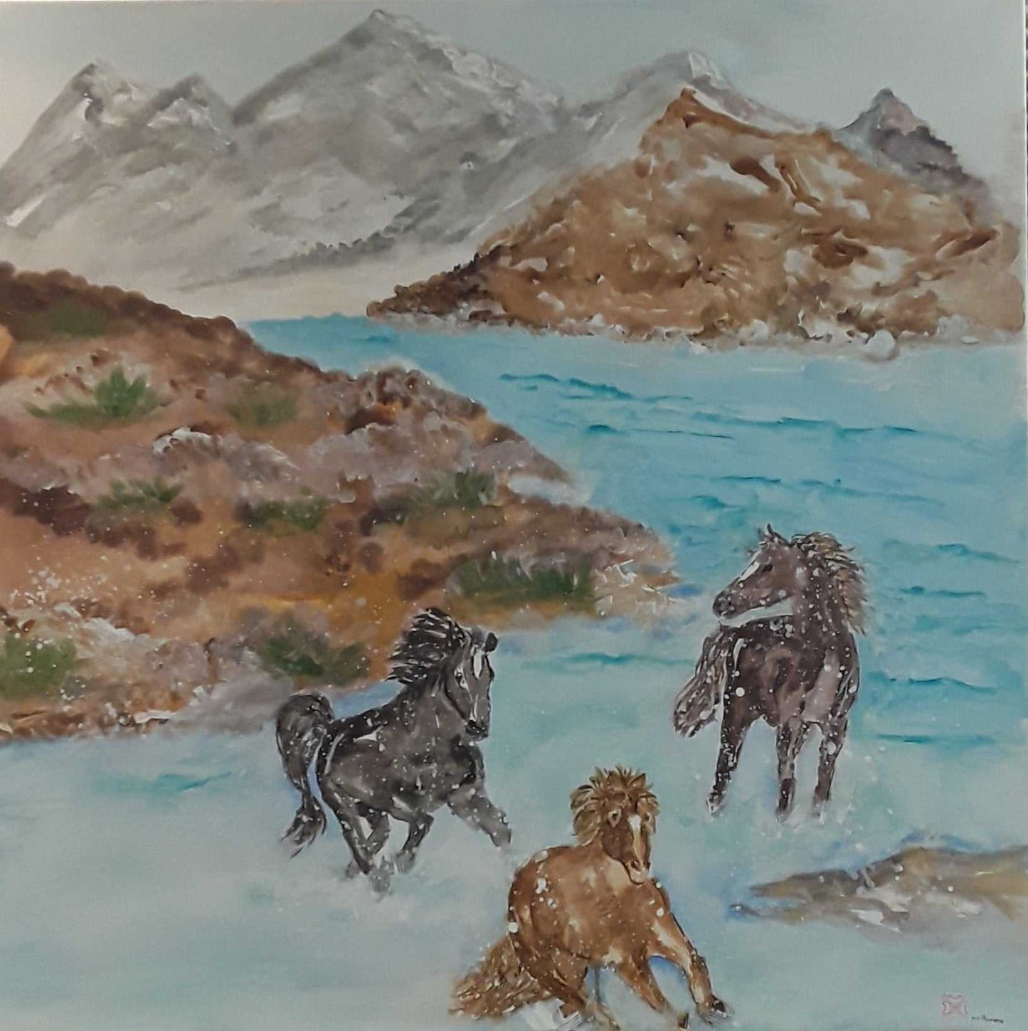 Dipinto olio su tela rappresentante tre cavalli che corrono vicino a un lago con montagne sullo sfondo, opera di 1x1 metro senza cornice.