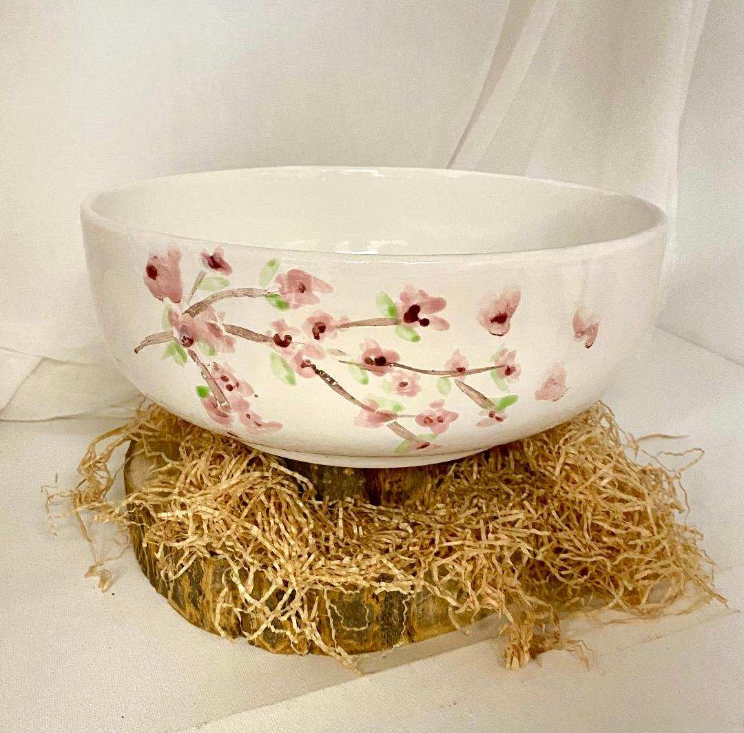 White ceramic salad bowl with pink sakura flower design from Insalatiera Collezione Sakura, 30 cm diameter