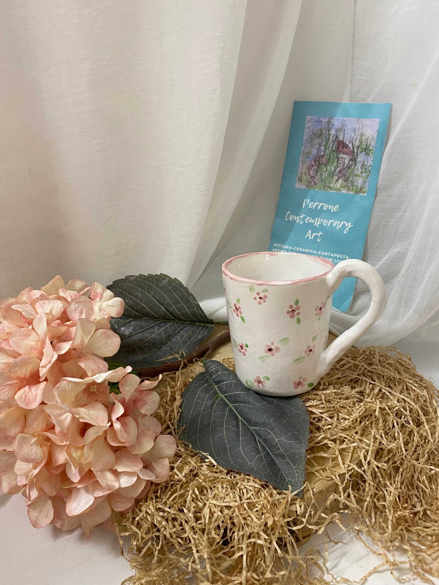 White ceramic Mug Collezione Primavera with delicate pink floral design and elegant glossy finish