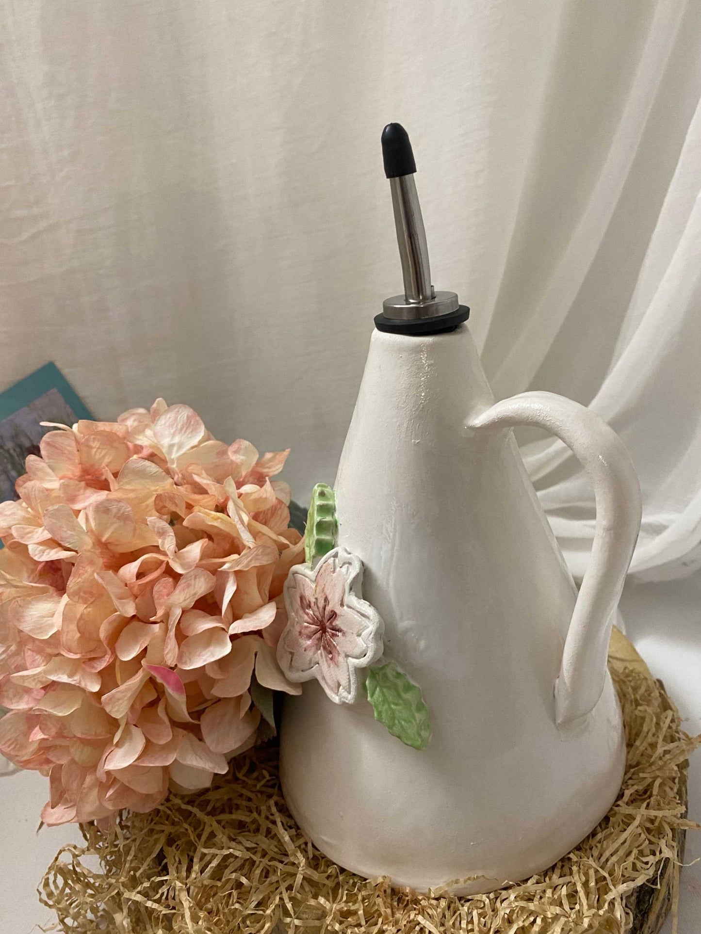 White ceramic oil dispenser with floral decoration from the Ciliegio collection