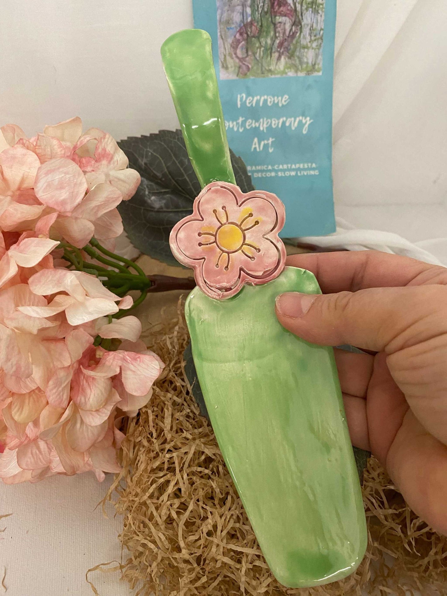 Green ceramic cake server with pink flower decoration from Paletta torta Collezione Ciliegio