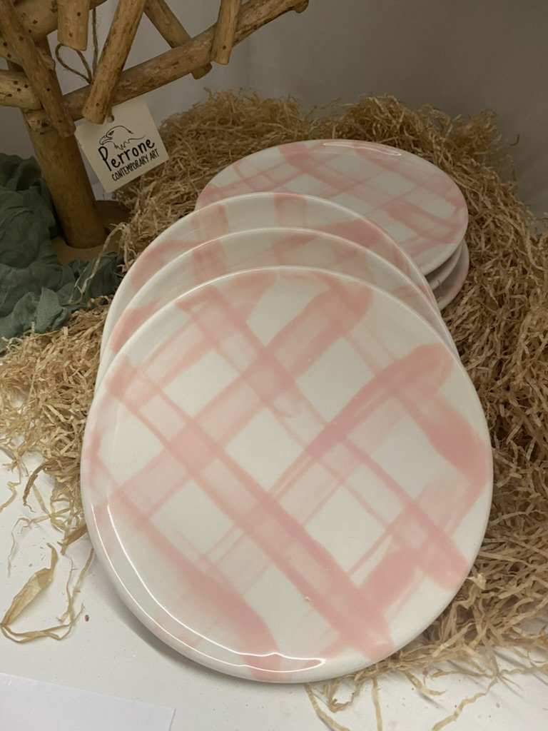 Set of six Piatti Piani Collezione Primavera white ceramic plates with pink plaid pattern, handcrafted and eco-friendly.