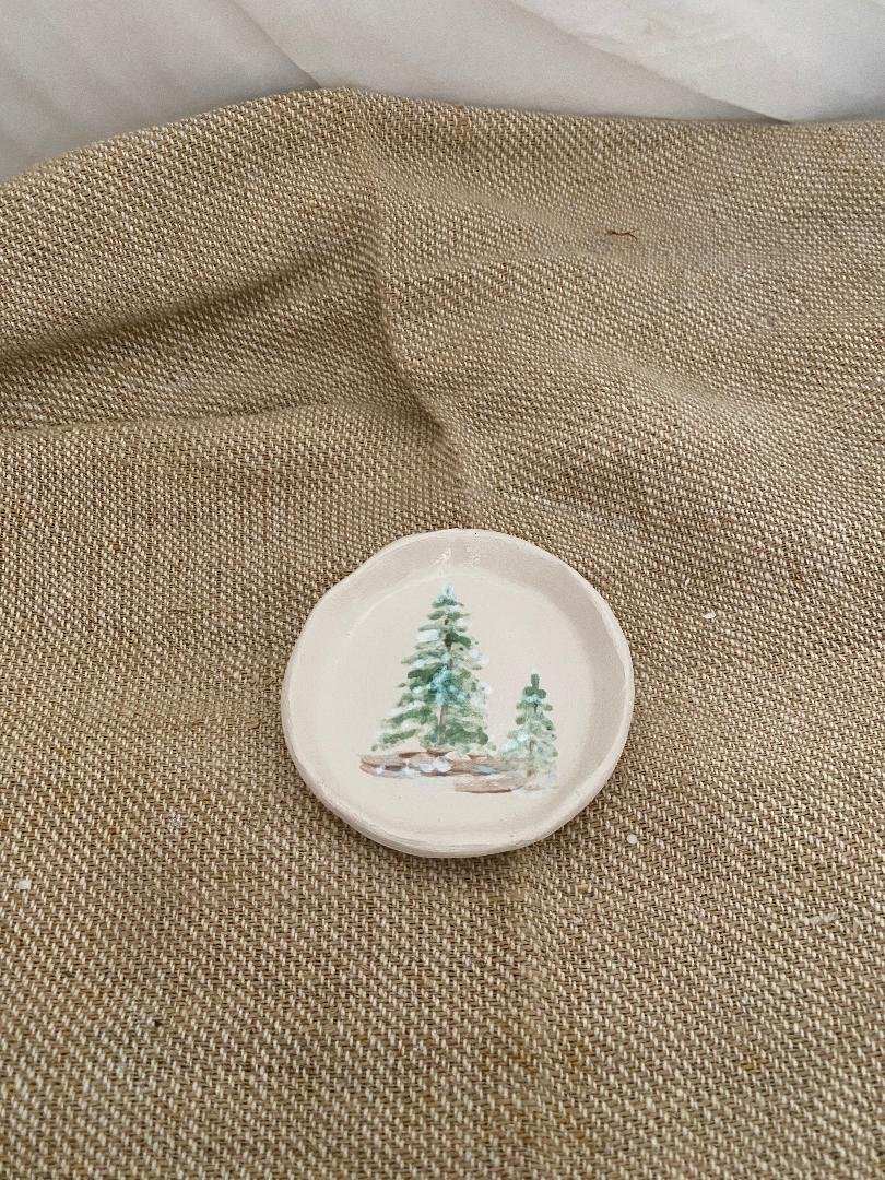 Small white ceramic plate with winter tree design, 8 cm, part of Piattino piccoli Trees collection, ideal for decoration or serving small items.