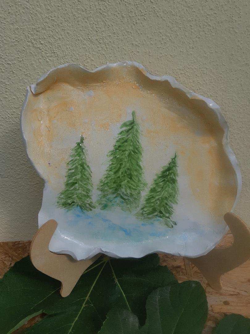 White ceramic Piatto Trees tray with hand-painted green winter trees and wavy edges from Collezione Inverno, 22cm decorative serving plate.