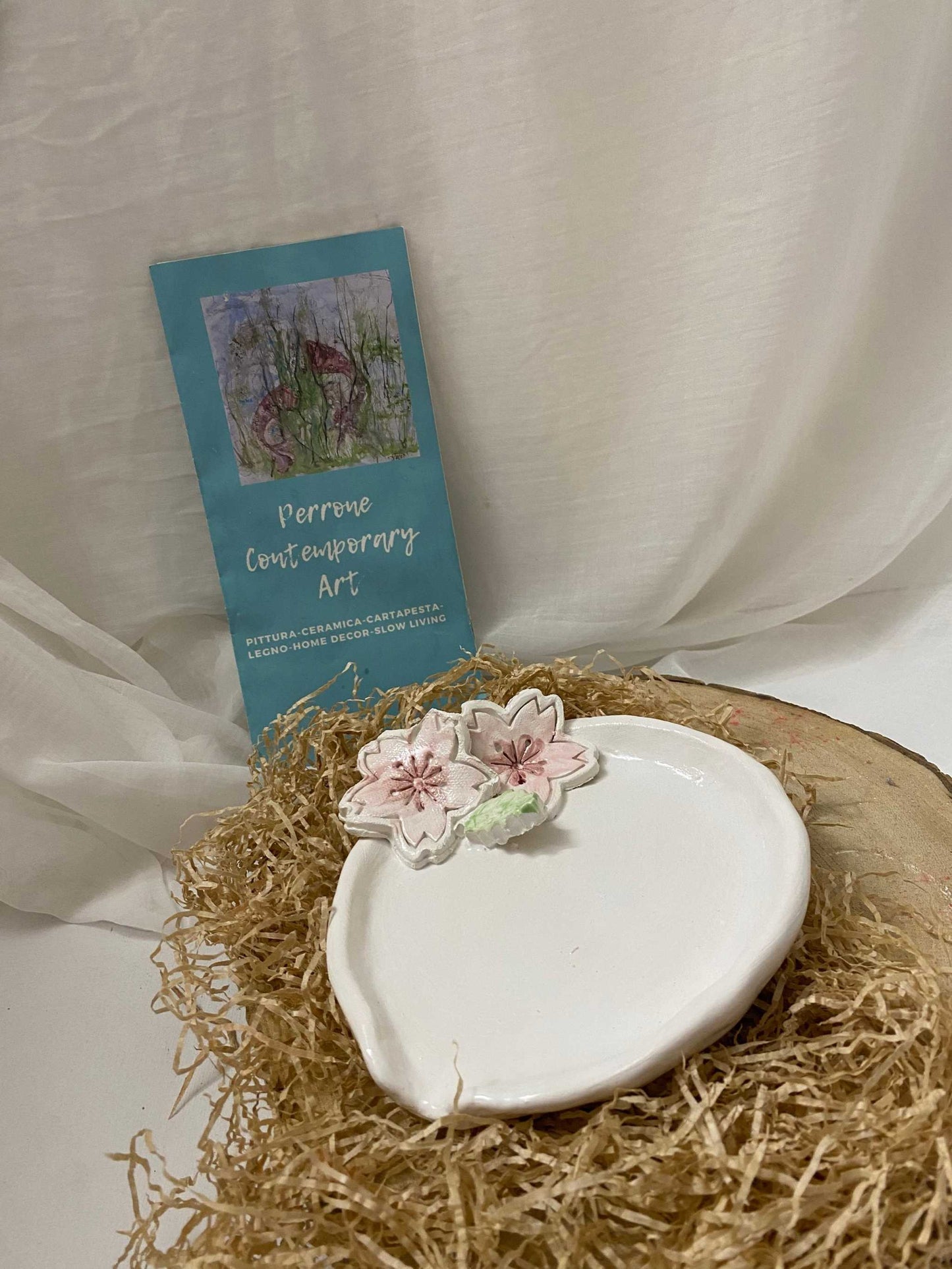 White ceramic spoon rest from the Poggia mestolo della Collezione Ciliegio with floral decoration and minimalist design.
