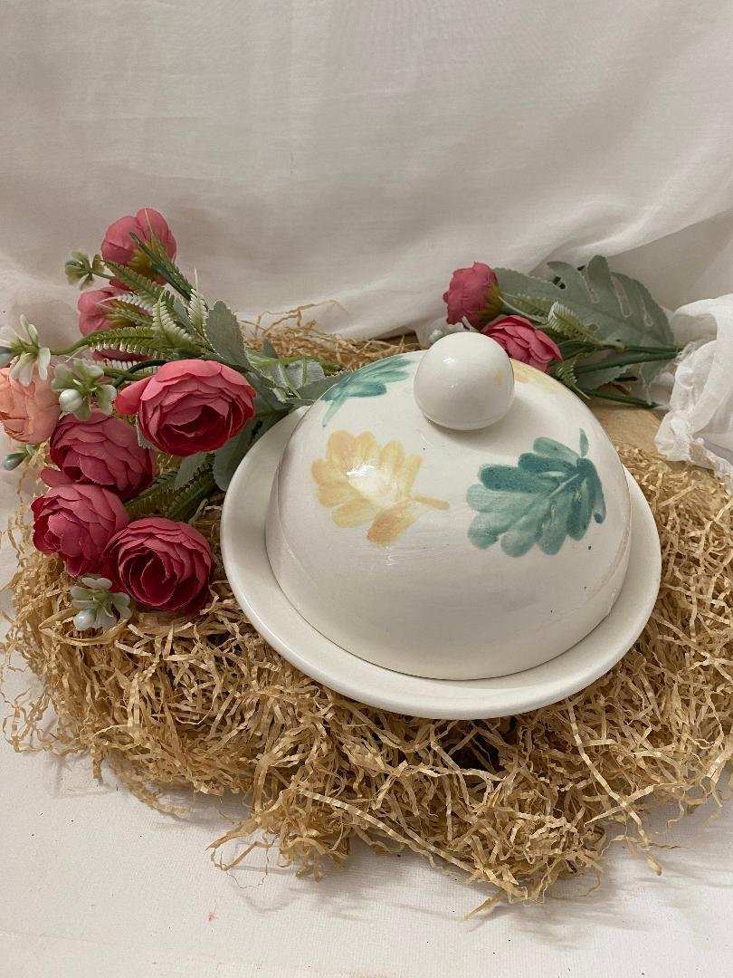 white ceramic butter dish with autumn leaf designs from Porta burro in ceramica collection