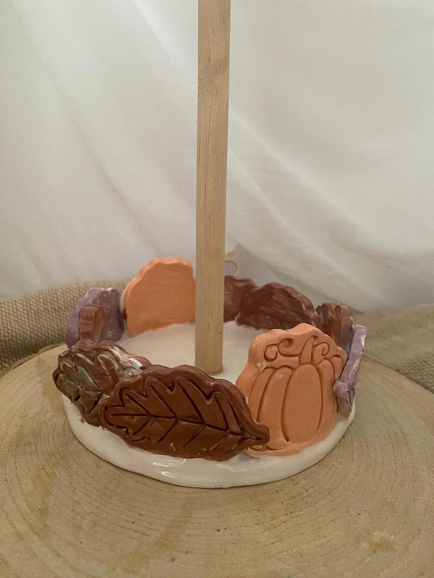 White ceramic and wood roll holder, Autumn Collection