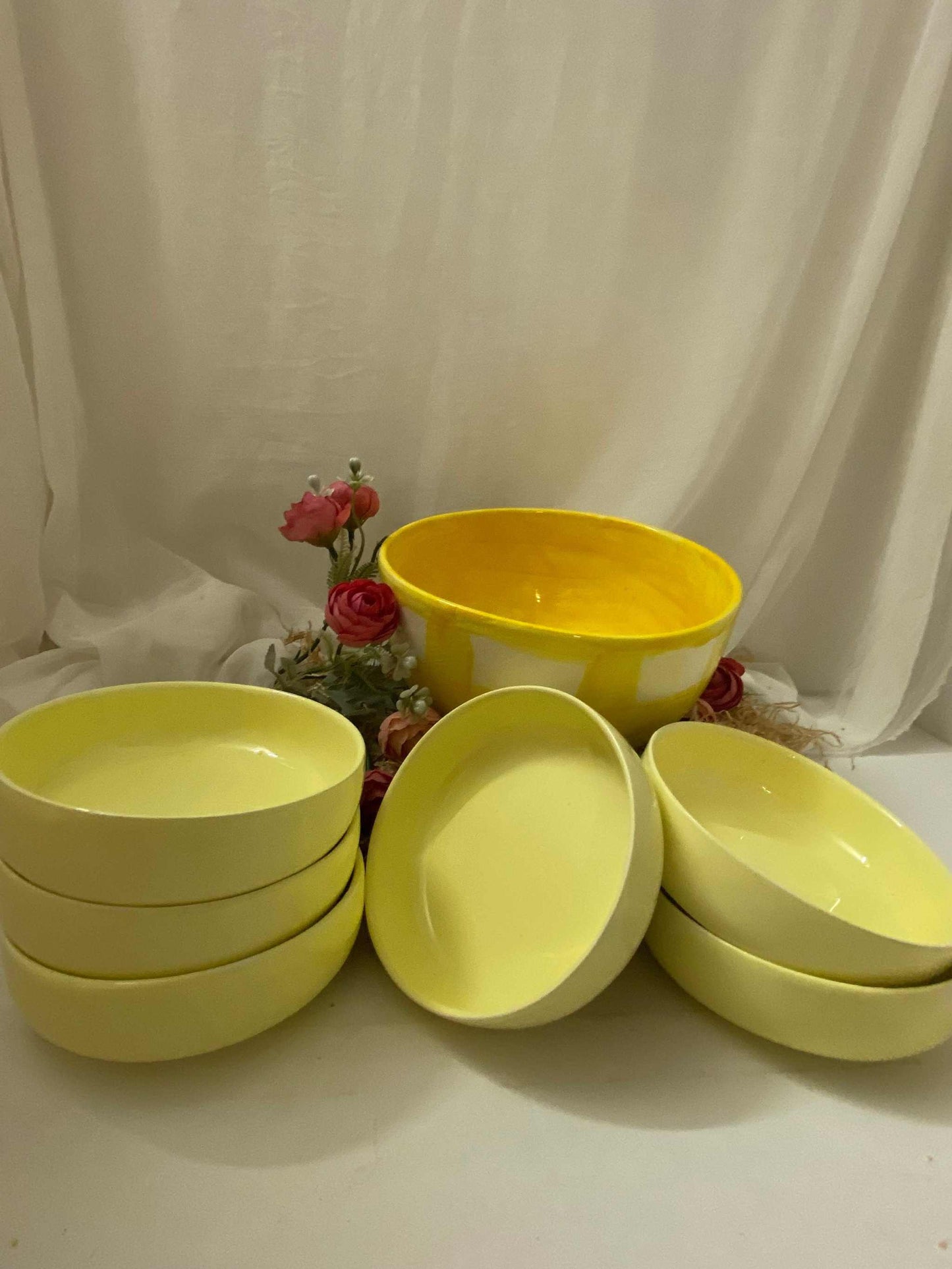 servizio macedonia per 6 in ceramica bianca con ciotole gialle e decorazioni artigianali
