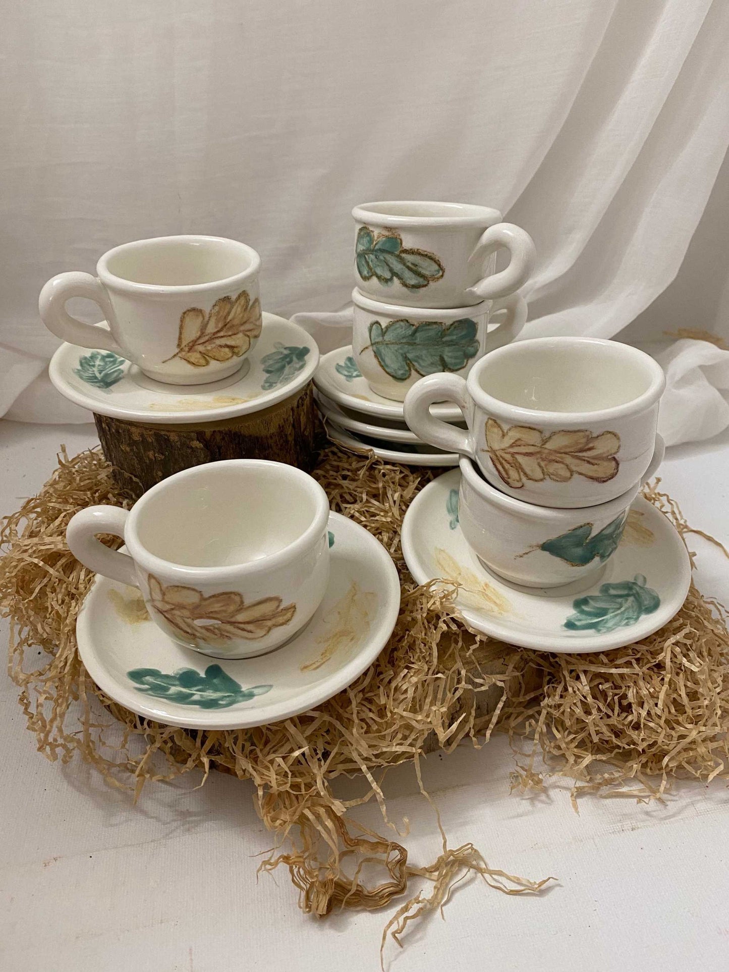 Servizio caffè x 6 in ceramica bianca con decorazioni autunnali di foglie, tazze e piattini eleganti e rustici.