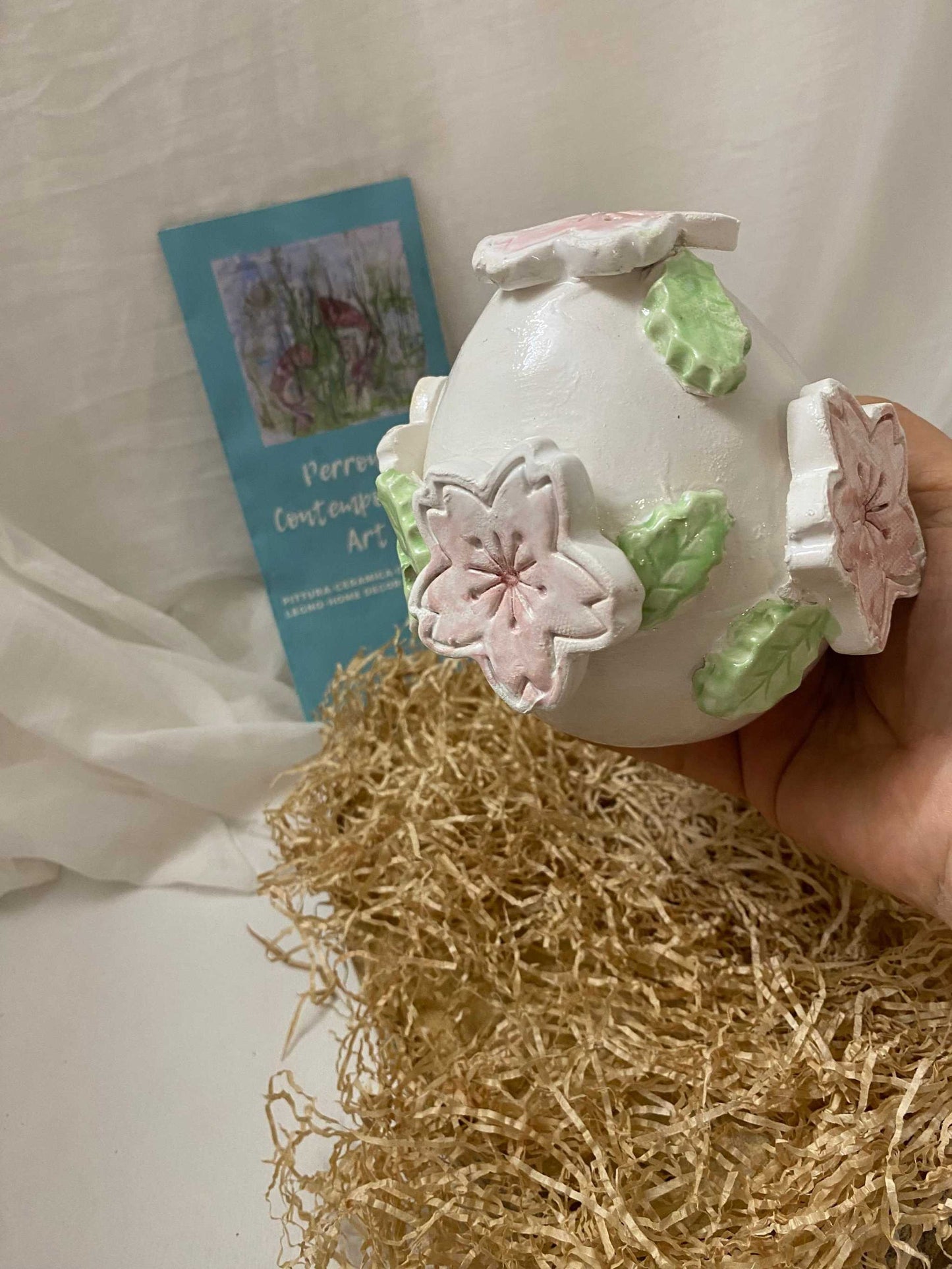 Uovo decorativo in ceramica bianca, Collezione Ciliegio 14 cm
