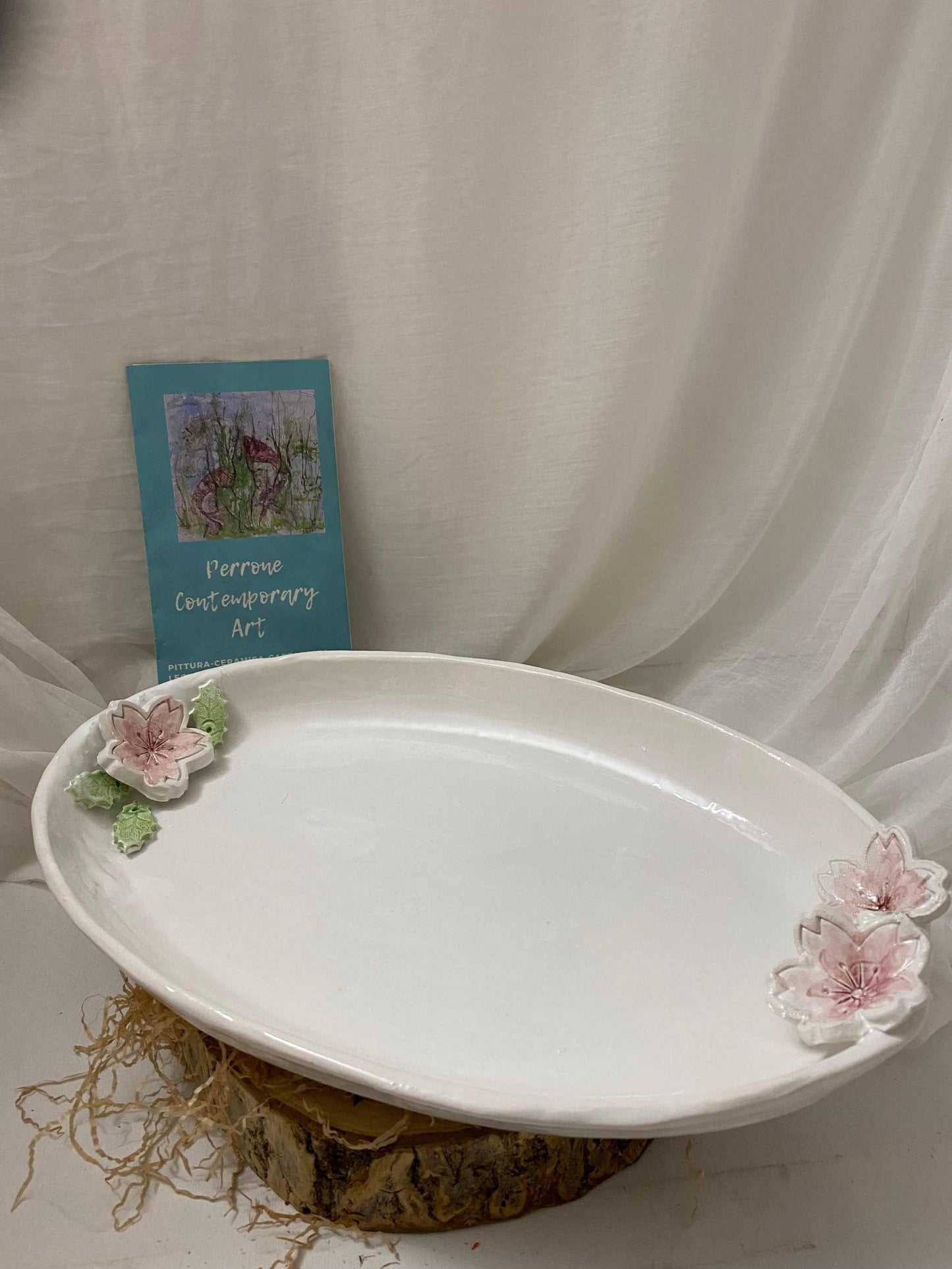 Large white ceramic serving tray with floral decorations from Ciliegio Collection, 33 cm diameter