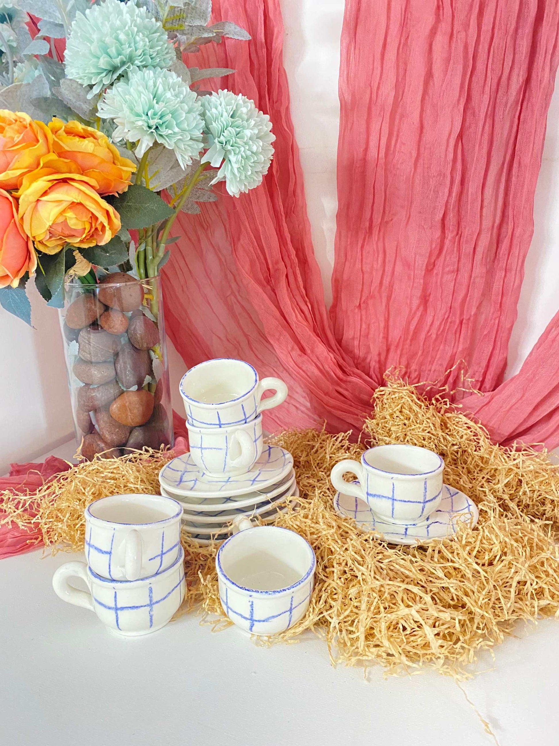 Set tazzine da caffè con piattino in ceramica bianca con motivo a griglia blu, collezione Slow Time, elegante e funzionale.