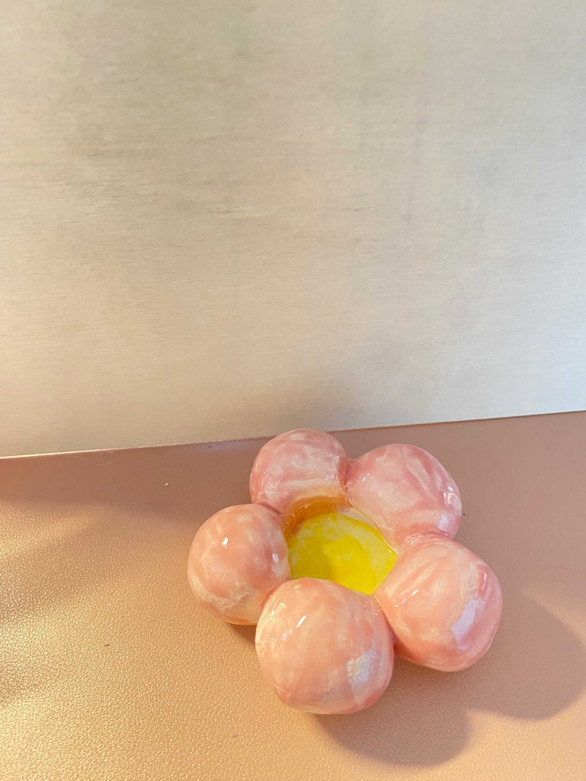 Small pink flower-shaped jewelry holder from Gocce del Salento collection with yellow center