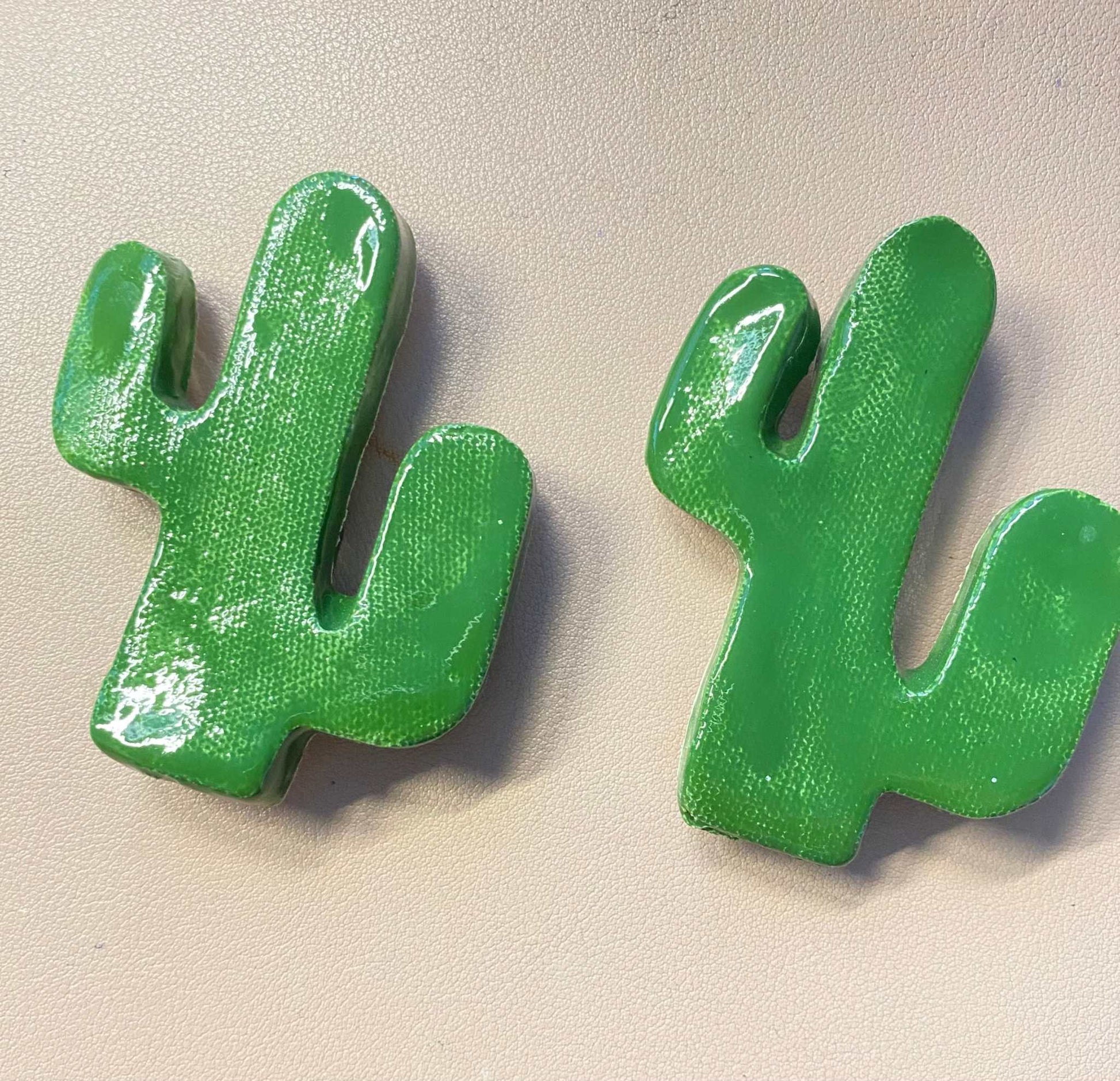 Pair of green ceramic cactus magnets from the Coppia Calamite Cactus collection