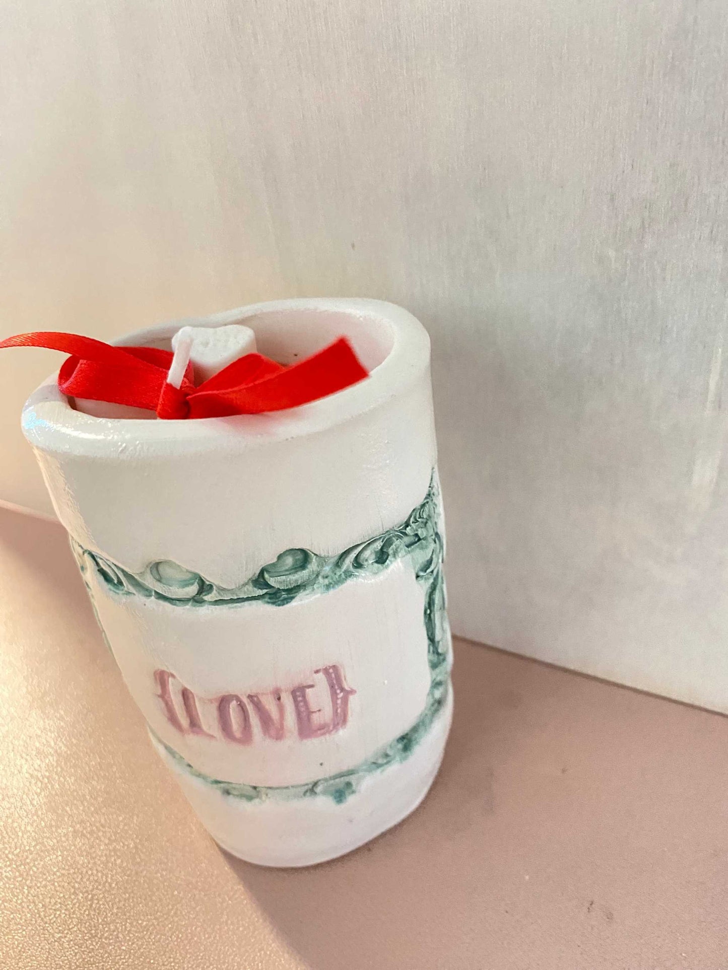 Candela in vasetto di ceramica Collezione Gocce del Salento con decorazioni verdi e scritta "Love".