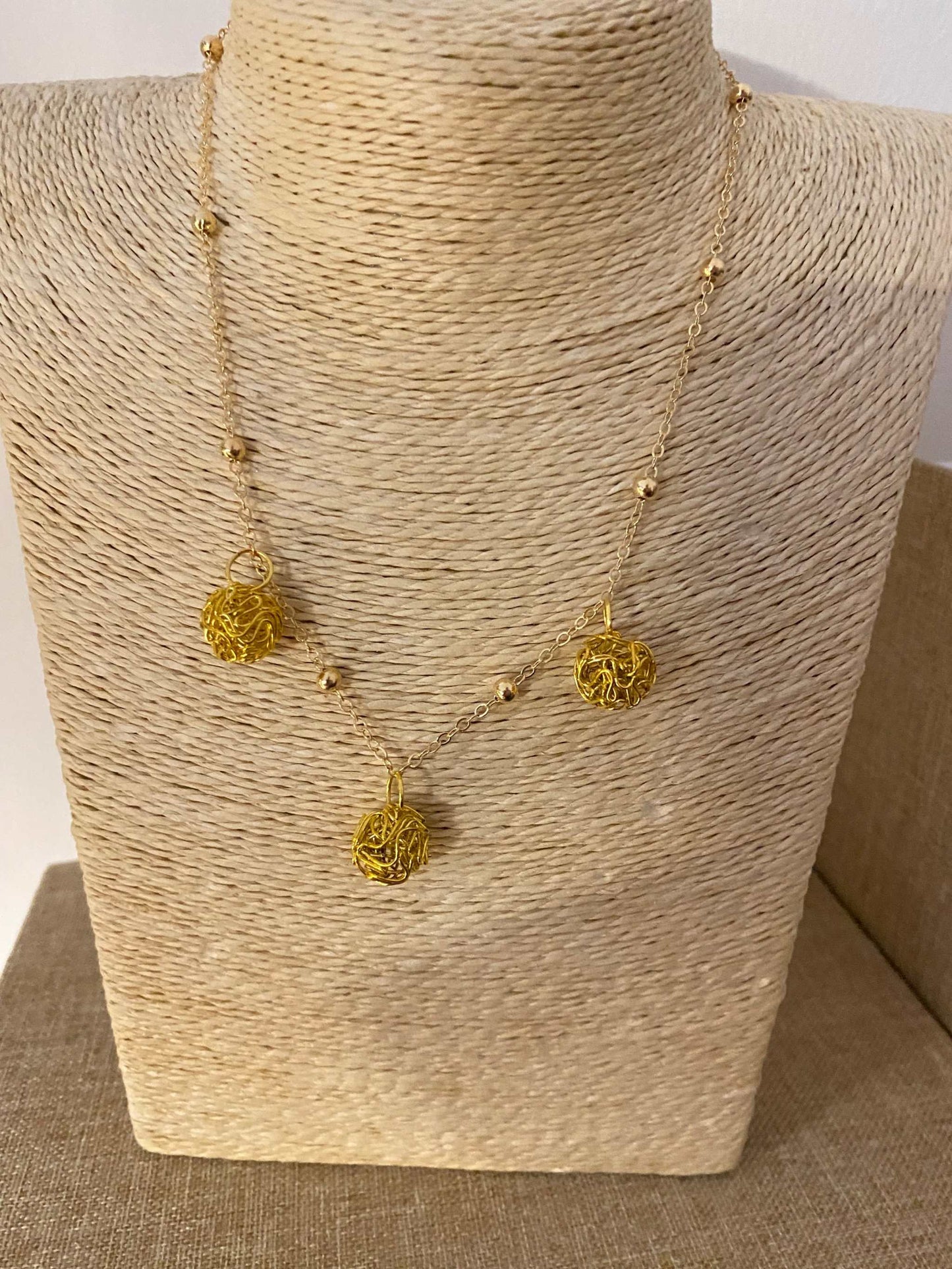 Collana in acciaio Inox color oro, Collezione Luxury Bijoux con sfere lavorate in filigrana