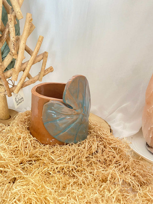 Red ceramic Porta Scottex from the Mediterraneo Collection with decorative leaf design