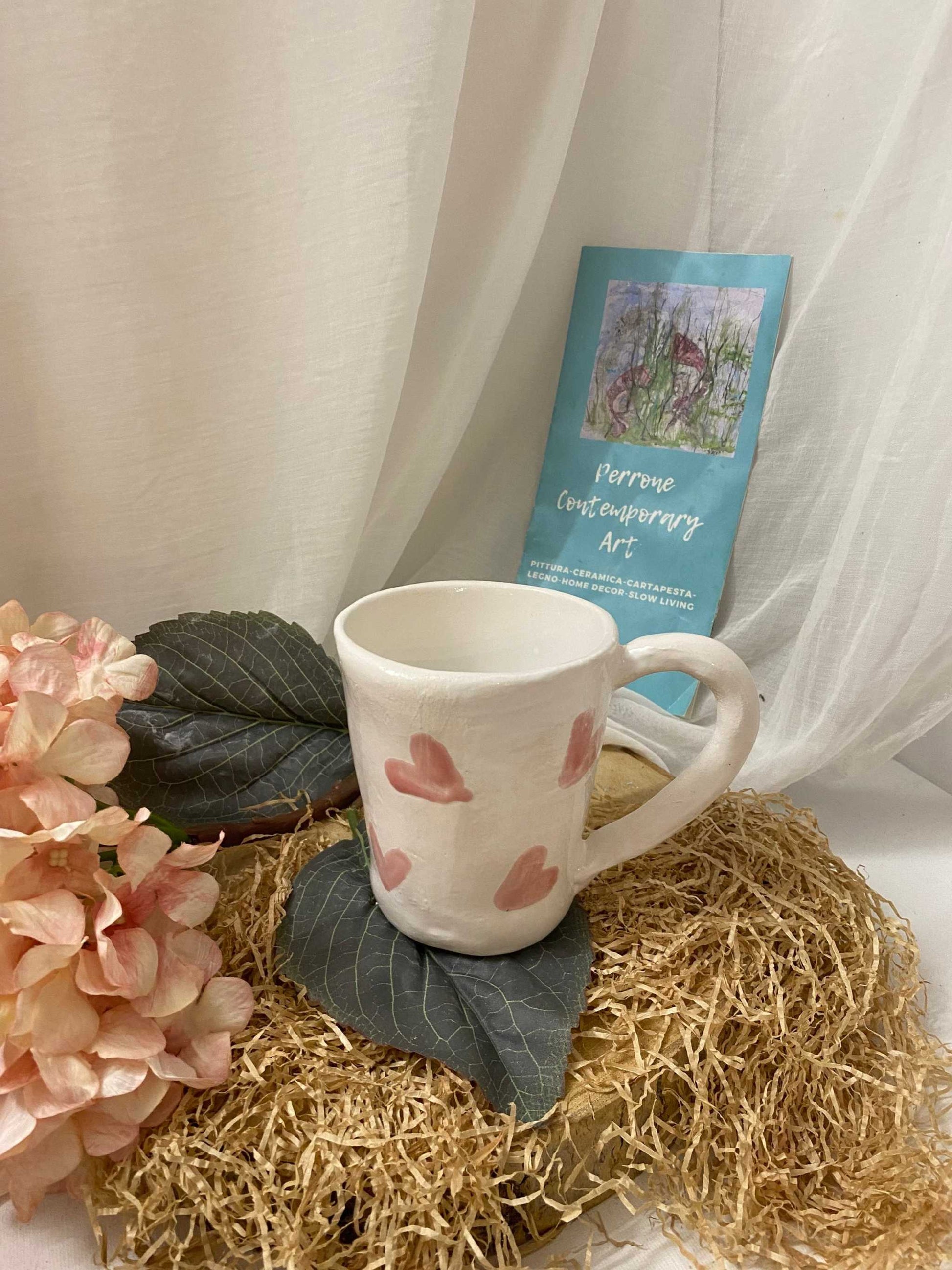 White ceramic Valentine’s Day mug with pink heart patterns from the Mug Collezione San Valentino collection