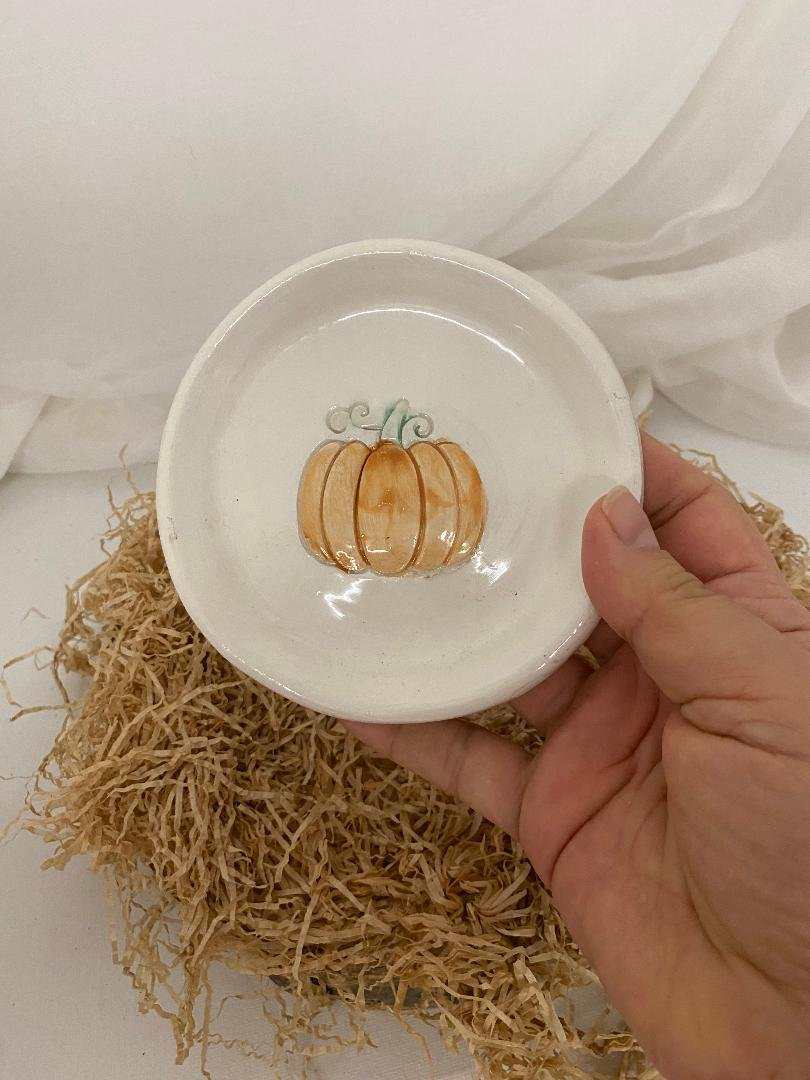 White ceramic autumn-themed jewelry dish with pumpkin design from Collezione Autunno